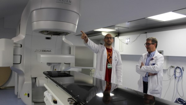 El Hospital Arnau de Vilanova de Lleida estrena un acelerador de radioterapia pagado por Amancio Ortega El Hospital Arnau de Vilanova de Lleida estrena un acelerador de radioterapia pagado por Amancio Ortega