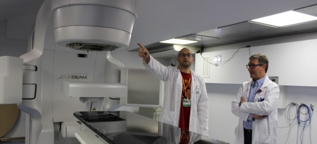 El Hospital Arnau de Vilanova de Lleida estrena un acelerador de radioterapia pagado por Amancio Ortega