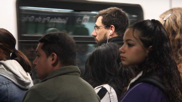 Pasajeros aguardando en el andén de la L5 del metro de Barcelona (Diagonal) la llegada del convoy. Pasajeros aguardando en el andén de la L5 del metro de Barcelona (Diagonal) la llegada del convoy.