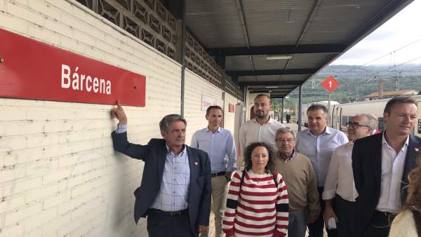 Una avería en la catenaria deja 'tirada' durante casi hora en Bárcena a la expedición del PRC a Madrid Una avería en la catenaria deja 'tirada' durante casi hora en Bárcena a la expedición del PRC a Madrid