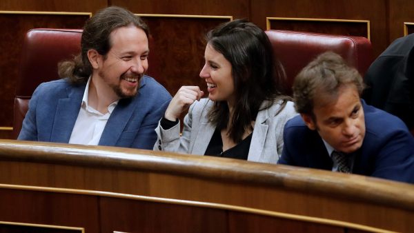 Iglesias y Montero sonríen en sus escaños Iglesias y Montero sonríen en sus escaños