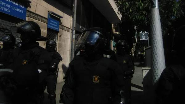 Antidisturbios delante de la casa desalojada. Antidisturbios delante de la casa desalojada.