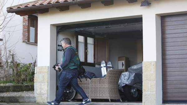 Registro policial del domicilio en la parroquía de Pría (LLanes) del presunto inductor del asesinato del concejal de IU de Llanes, Javier Ardines Registro policial del domicilio en la parroquía de Pría (LLanes) del presunto inductor del asesinato del concejal de IU de Llanes, Javier Ardines
