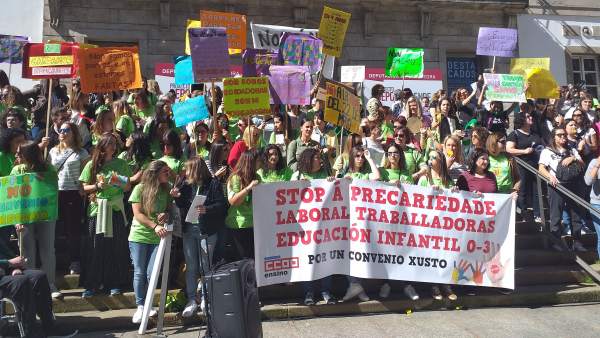 Más de 200 educadoras infantiles se concentran en Vigo en la jornada de huelga por un convenio digno Más de 200 educadoras infantiles se concentran en Vigo en la jornada de huelga por un convenio digno