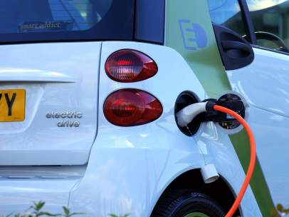 Recarga de coche eléctrico.