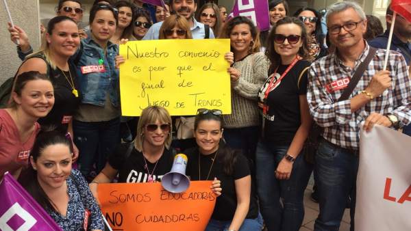 Más de cien de trabajadoras de Educación Infantil secundan en Murcia la huelga por 'un convenio justo' Más de cien de trabajadoras de Educación Infantil secundan en Murcia la huelga por 'un convenio justo'