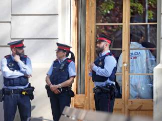 Agentes de los Mossos delante del bar en el que ha sido hallado el cadáver de una mujer con signos de violencia.