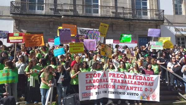Más de 200 educadoras infantiles se concentran en Vigo en la jornada de huelga por un convenio digno Más de 200 educadoras infantiles se concentran en Vigo en la jornada de huelga por un convenio digno