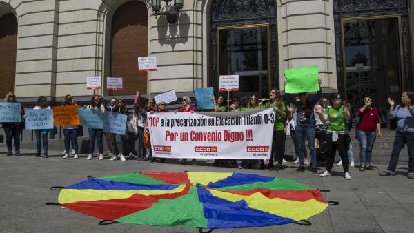 Las trabajadoras de educación infantil privada se concentran para reclamar un convenio sectorial 'digno' Las trabajadoras de educación infantil privada se concentran para reclamar un convenio sectorial 'digno'
