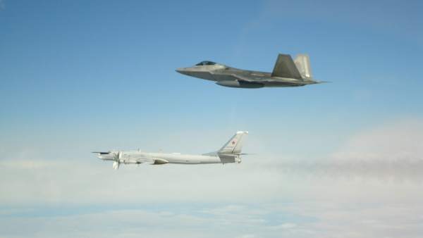 Aviones militares rusos interceptados por EE UU Aviones militares rusos interceptados por EE UU