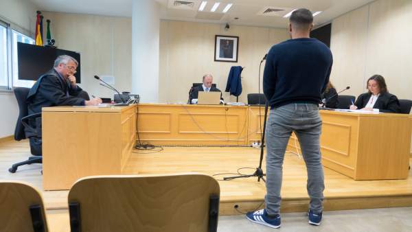 Ángel Boza, en el juicio por el robo de unas gafas en Sevilla Ángel Boza, en el juicio por el robo de unas gafas en Sevilla