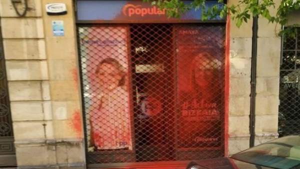 La oficina electoral del PP de Bilbao aparece pintada con pintura roja La oficina electoral del PP de Bilbao aparece pintada con pintura roja