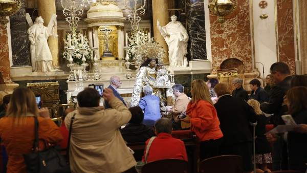 LA BASÍLICA DE LA VIRGEN ABRE SUS PUERTAS LA BASÍLICA DE LA VIRGEN ABRE SUS PUERTAS