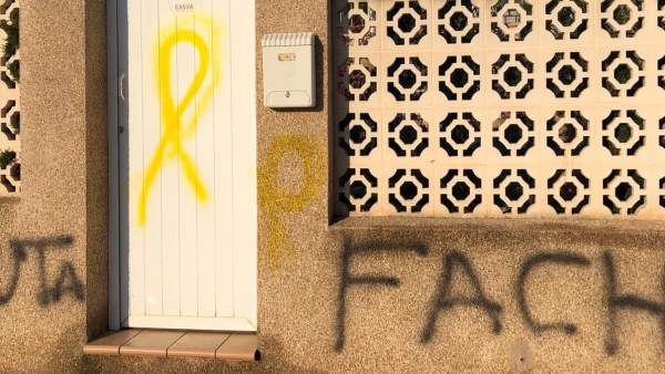 26M.- Castellón.- Aparecen Pintadas Con Lazos Amarillos E Insultos En La Fachada De La Vivienda De Carrasco (PP) 26M.- Castellón.- Aparecen Pintadas Con Lazos Amarillos E Insultos En La Fachada De La Vivienda De Carrasco (PP)