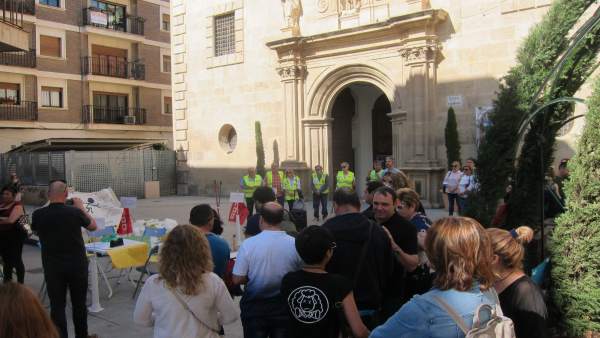Las trabajadoras de la limpieza de la Comunidad exigen recuperar el salario y los efectivos 'recortados' por la crisis Las trabajadoras de la limpieza de la Comunidad exigen recuperar el salario y los efectivos 'recortados' por la crisis