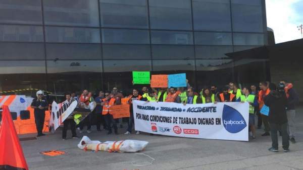 Empleados de la empresa de helicópteros de salvamento y antincendios protestan en Alvedro contra los recortes salariales Empleados de la empresa de helicópteros de salvamento y antincendios protestan en Alvedro contra los recortes salariales