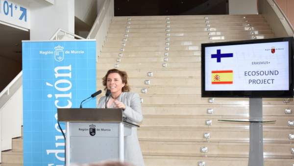 La consejera de Educación, Juventud y Deportes, Adela Martínez-Cachá, recibe a l La consejera de Educación, Juventud y Deportes, Adela Martínez-Cachá, recibe a l