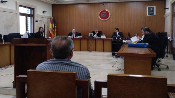 Fiscalía mantiene su petición de pena de cárcel a un hombre por no pagar la concesión de un balneario en Playa de Muro Fiscalía mantiene su petición de pena de cárcel a un hombre por no pagar la concesión de un balneario en Playa de Muro