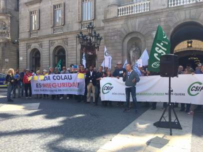 El sindicato CSIF de la Guardia Urbana de Barcelona manifestándose en la plaza de Sant Jaume contra la gestión del cuerpo de la alcaldesa Ada Colau.