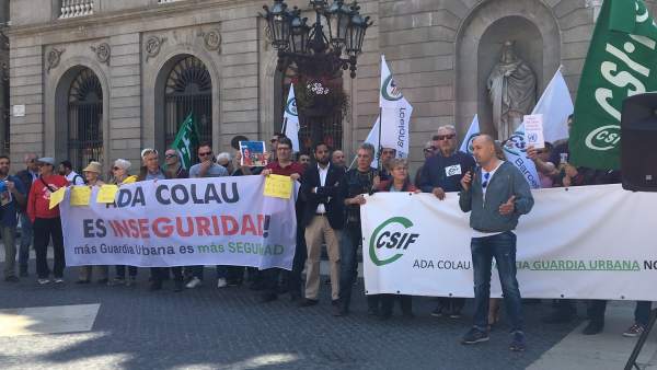 El sindicato CSIF de la Guardia Urbana de Barcelona manifestándose en la plaza de Sant Jaume contra la gestión del cuerpo de la alcaldesa Ada Colau. El sindicato CSIF de la Guardia Urbana de Barcelona manifestándose en la plaza de Sant Jaume contra la gestión del cuerpo de la alcaldesa Ada Colau.