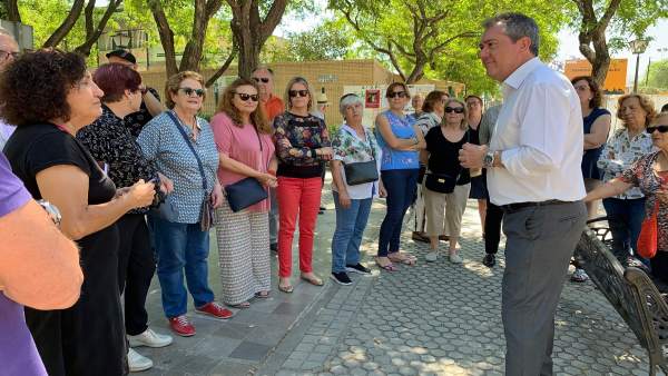 Sevilla.-26M.-Espadas hará más espacios vecinales y consensuará con vecinos acciones en Este, Parque Flores y Estoril Sevilla.-26M.-Espadas hará más espacios vecinales y consensuará con vecinos acciones en Este, Parque Flores y Estoril