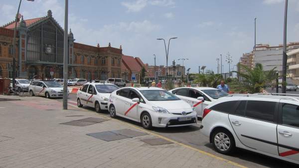 Taxis frente a la Estación Intermodal Taxis frente a la Estación Intermodal