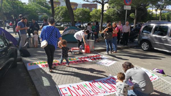 Sevilla.-Padres del centro esperan un informe técnico sobre la posible reubicación en su zona pero seguirán con acciones Sevilla.-Padres del centro esperan un informe técnico sobre la posible reubicación en su zona pero seguirán con acciones