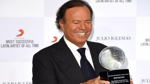 Julio Iglesias espera que se suspenga la vista sobre la paternitat del seu suposat fill valencià per estar ja jutjat Julio Iglesias espera que se suspenga la vista sobre la paternitat del seu suposat fill valencià per estar ja jutjat