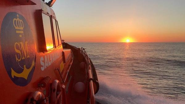 Rescatados en buen estado 72 subsaharianos en una patera semihundida en el Mar de Alborán Rescatados en buen estado 72 subsaharianos en una patera semihundida en el Mar de Alborán