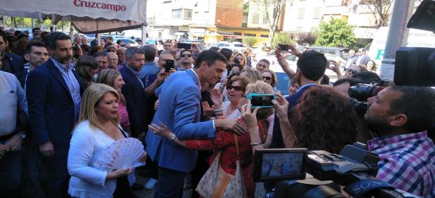 Cádiz.-26M.- Pedro Sánchez da un paseo por una barriada de Jerez mostrando su apoyo a la alcaldesa