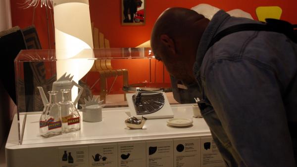 Un hombre observando nuevas piezas de la exposición 'Del Món al Museu' (Del Mundo al Museo), concretamente las botellas Ricard, en el Museu del Disseny de Barcelona. Un hombre observando nuevas piezas de la exposición 'Del Món al Museu' (Del Mundo al Museo), concretamente las botellas Ricard, en el Museu del Disseny de Barcelona.