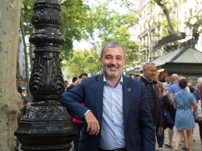 El candidato del PSC a la alcaldía de Barcelona, Jaume Collboni, retratado en Las Ramblas de Barcelona.