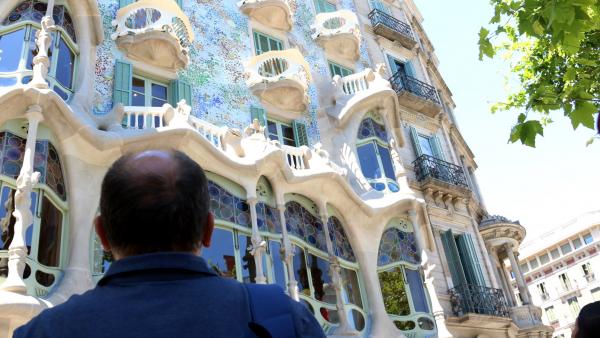 Un hombre observa la fachada restaurada de la Casa Batlló. Un hombre observa la fachada restaurada de la Casa Batlló.