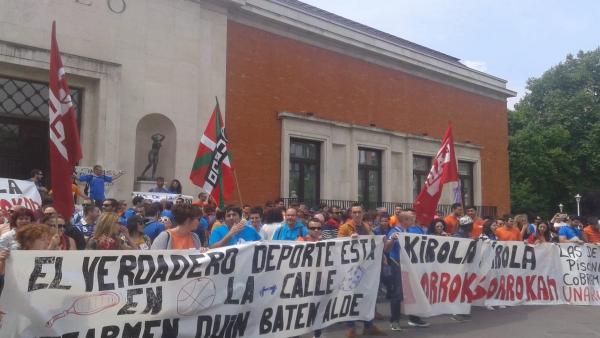 Trabajadores de polideportivos de Bizkaia secundan una nueva jornada de huelga por el convenio Trabajadores de polideportivos de Bizkaia secundan una nueva jornada de huelga por el convenio