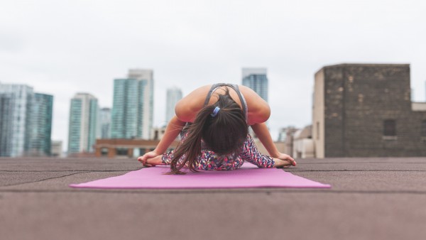 Una mujer practica yoga Una mujer practica yoga