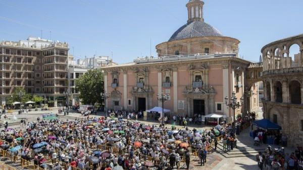 El besamans va congregar 30.000 devots durant 19 hores El besamans va congregar 30.000 devots durant 19 hores