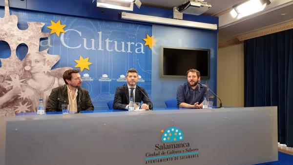 FOTO. FIRMA:EP. Integrantes de Teatro Poniente, junto al concejal Julio López (centro), presentan su nuevo espectáculo FOTO. FIRMA:EP. Integrantes de Teatro Poniente, junto al concejal Julio López (centro), presentan su nuevo espectáculo