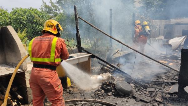 Valencia.- Sucesos.- Bomberos rescatan a tres perros de un incendio en una casa de campo en Manises Valencia.- Sucesos.- Bomberos rescatan a tres perros de un incendio en una casa de campo en Manises