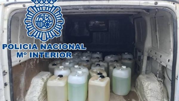 Bidones con gasolina para narcolanchas intervenidos por la Policía en La Línea Bidones con gasolina para narcolanchas intervenidos por la Policía en La Línea