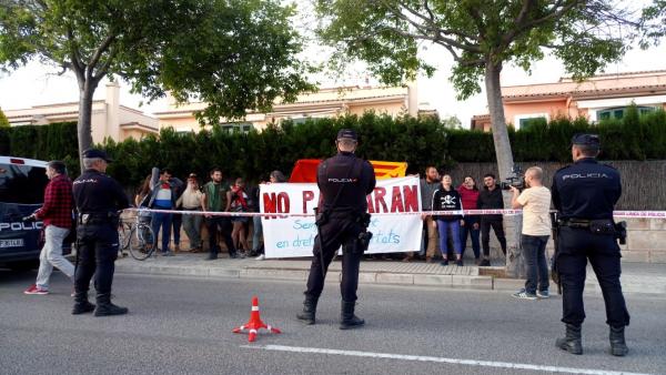 Una treintena de personas se concentra a las puertas del mitin de Abascal al grito de 'No pasarán' Una treintena de personas se concentra a las puertas del mitin de Abascal al grito de 'No pasarán'