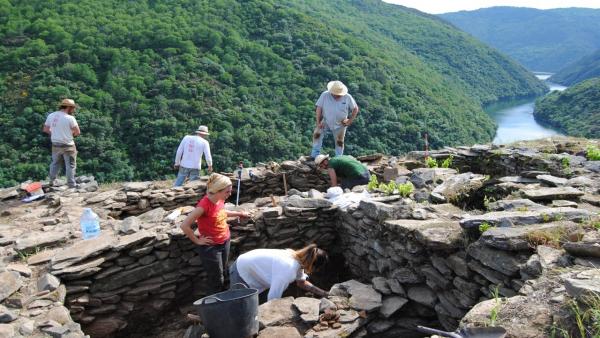 (EMBARGADA HASTA EL VIERNES) Hallan posibles restos humanos prehistóricos en una excavación de la Ribeira Sacra (Lugo) (EMBARGADA HASTA EL VIERNES) Hallan posibles restos humanos prehistóricos en una excavación de la Ribeira Sacra (Lugo)