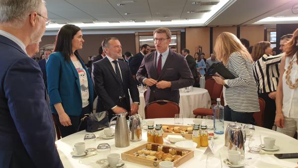 El presidente de la Xunta y del PP de Galicia, Alberto Núñez Feijóo, en un desayuno informativo junto al candidato del PP a la Alcaldía de Santiago, Agustín Hernández El presidente de la Xunta y del PP de Galicia, Alberto Núñez Feijóo, en un desayuno informativo junto al candidato del PP a la Alcaldía de Santiago, Agustín Hernández