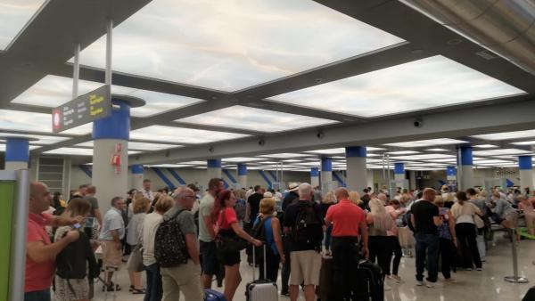 Los aeropuertos de Baleares tienen programados casi 7.000 vuelos y más de un millón de pasajeros para el puente de mayo Los aeropuertos de Baleares tienen programados casi 7.000 vuelos y más de un millón de pasajeros para el puente de mayo