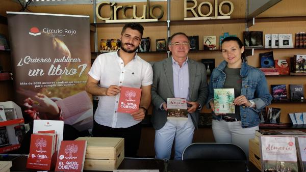 Autores en el expositor de 'Círculo Rojo' Autores en el expositor de 'Círculo Rojo'