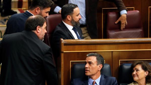 Oriol Junqueras y Pedro Sánchez se saludan durante la sesión constituyente de las Cortes. Oriol Junqueras y Pedro Sánchez se saludan durante la sesión constituyente de las Cortes.
