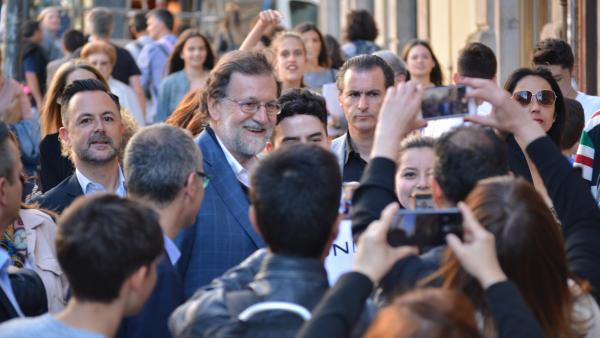 26M.- Rajoy Protagoniza Un Paseo Por Ourense Con Multitud De 'Selfis' Y Saludos 26M.- Rajoy Protagoniza Un Paseo Por Ourense Con Multitud De 'Selfis' Y Saludos