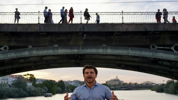 El presidente del PP-A y de la Junta, Juanma Moreno, cierra campaña con un paseo en barco por el río Guadalquivir El presidente del PP-A y de la Junta, Juanma Moreno, cierra campaña con un paseo en barco por el río Guadalquivir