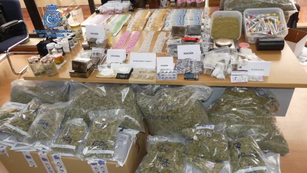 Sucesos.- Desarticulan una banda dedicada al tráfico de drogas que tenía 2.000 pastillas de éxtasis y 11 kilos de hachís Sucesos.- Desarticulan una banda dedicada al tráfico de drogas que tenía 2.000 pastillas de éxtasis y 11 kilos de hachís