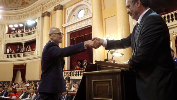 Romeva estrecha la mano a Cruz Romeva estrecha la mano a Cruz