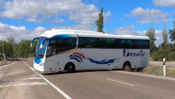 Suc.- Un autobús se atasca y bloquea la carretera de Rueda de Valladolid durante casi tres horas Suc.- Un autobús se atasca y bloquea la carretera de Rueda de Valladolid durante casi tres horas